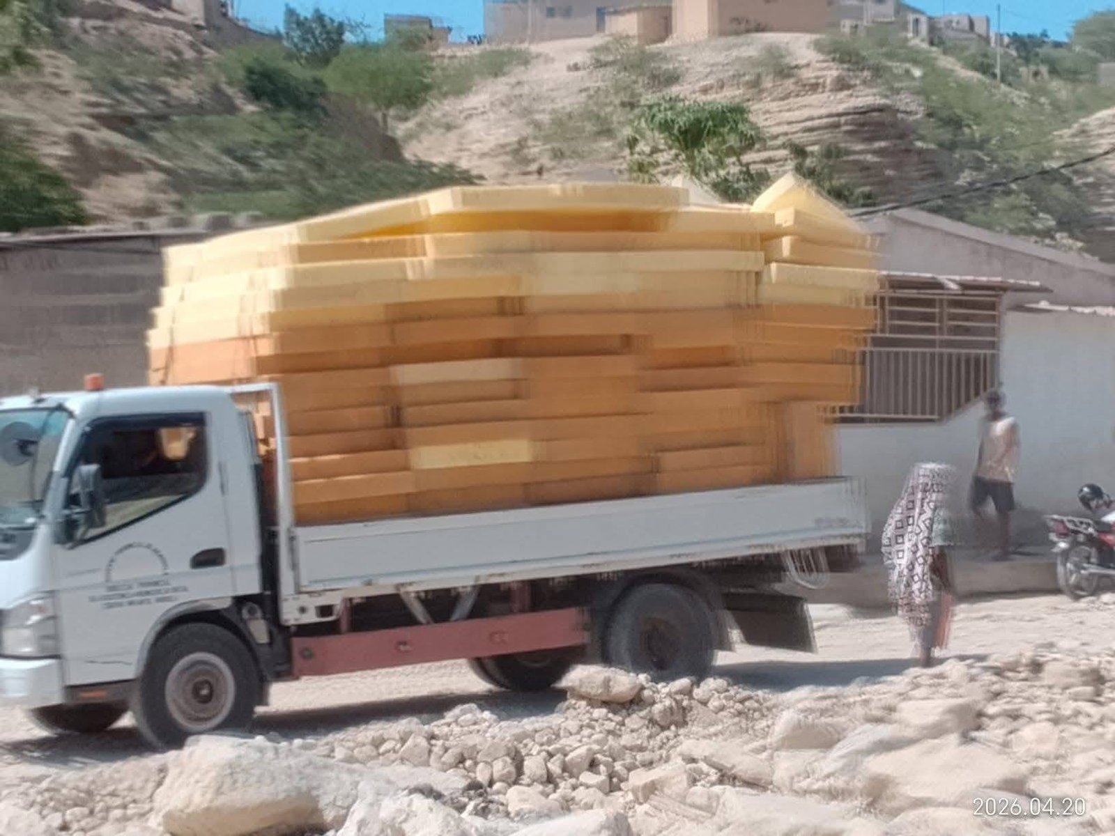 Benguela: Moradores do Bairro Akongo questionam desaparecimento de carros com colchões durante visita do governador