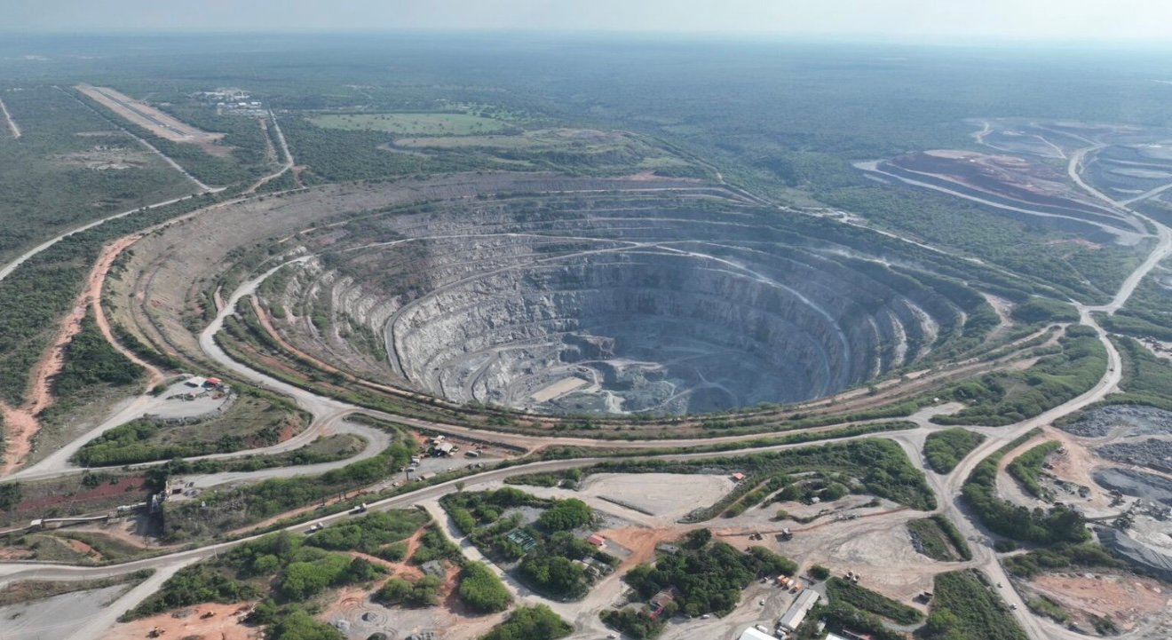 Imagem de Formação contínua e aposta aos Recursos Humanos locais revoluciona a Catoca dirigido por Benedito Manuel. 95% da mão de obras são angolanos