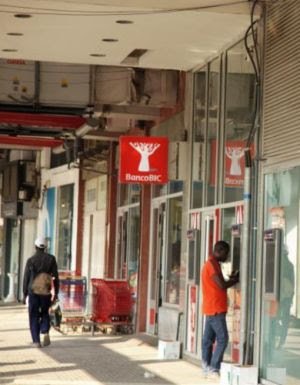 Angola é o 11º país no mundo em que pedir dinheiro aos bancos é mais caro