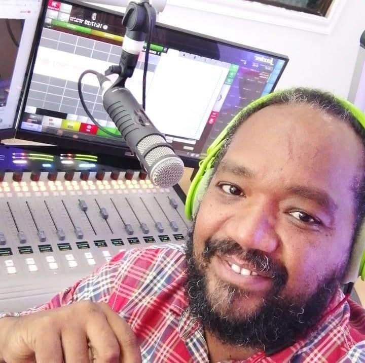 Imagem de Jornalista Almir Agria denuncia que um ex-administrador municipal ligou para ele depois de falar do caso CNJ e Isaías Kalunga no seu programa de rádio