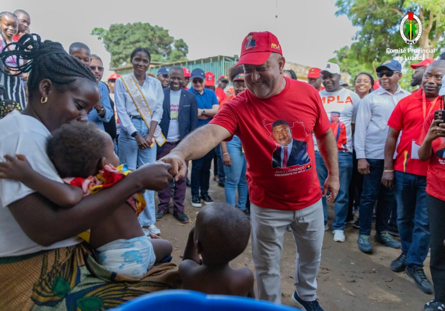 O MPLA em Luanda iniciou nesta quarta-feira, 18, com uma campanha de mobilização “Bate-Porta”. O acto foi lançado no município dos Mulenvos sob a liderança do Primeiro Secretário Provincial, Luís Nunes, para reforçar a proximidade com as comunidades e ouvir as preocupações dos cidadãos