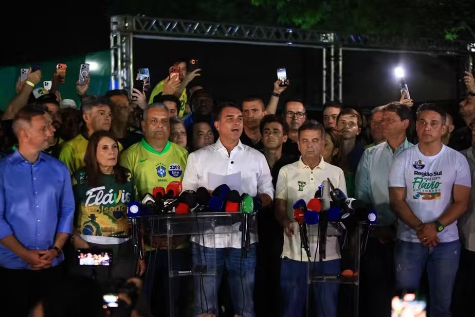 Flávio Bolsonaro não reconhece resultado da eleição após derrota para Lula e diz que vai pedir anulação