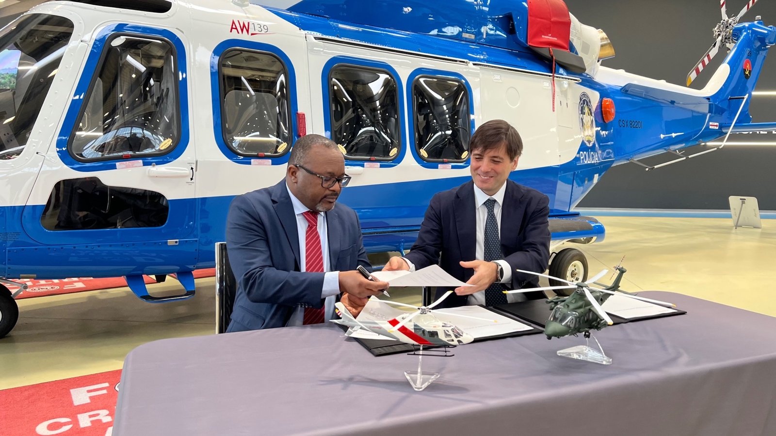 Imagem de ITÁLIA: ANGOLA RECEBE OFICIALMENTE O PRIMEIRO HELICÓPTERO DA NOVA FROTA DESTINADA À PNA, ADQUIRIDA NA ITÁLIA