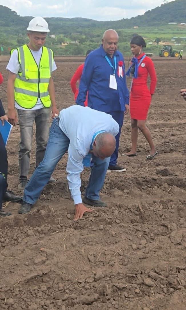 Imagem de O POVO NÃO COME AUTARQUIAS MAS COME MANDIOCA - Carlos Alberto