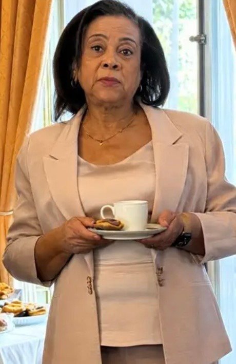 Embaixadora de Angola em França terá desmaiado durante momento intimo com seu namorado