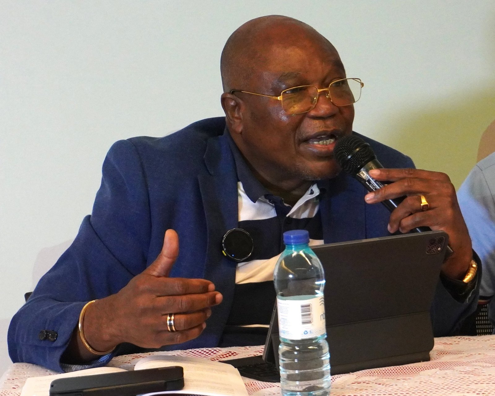 Mesa redonda em Luanda expõe fragilidades da democracia e apela a reformas institucionais