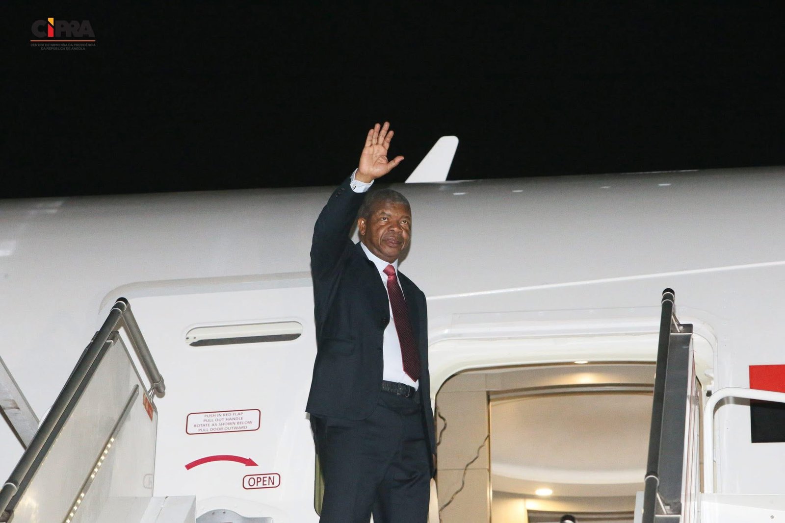 Imagem de PRESIDENTE DA REPÚBLICA DE ANGOLA E PRESIDENTE EM EXERCÍCIO DA UNIÃO AFRICANA TESTEMUNHA ACORDO HISTÓRICO