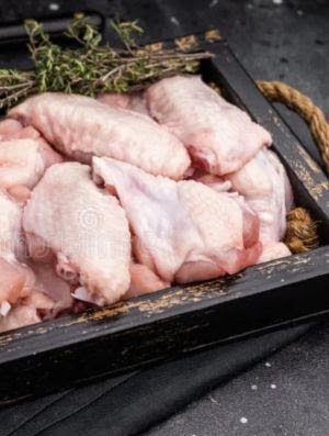 Um ano depois da proibição, miudezas de frango importadas continuam no prato dos angolanos