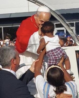 Papa abençoa primeira criança em Luanda