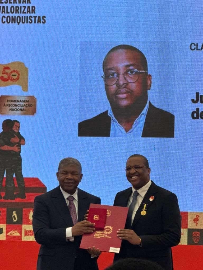 Imagem de Condecoração de Justino Capapinha Gera Polêmica: Méritos ou Favoritismo?