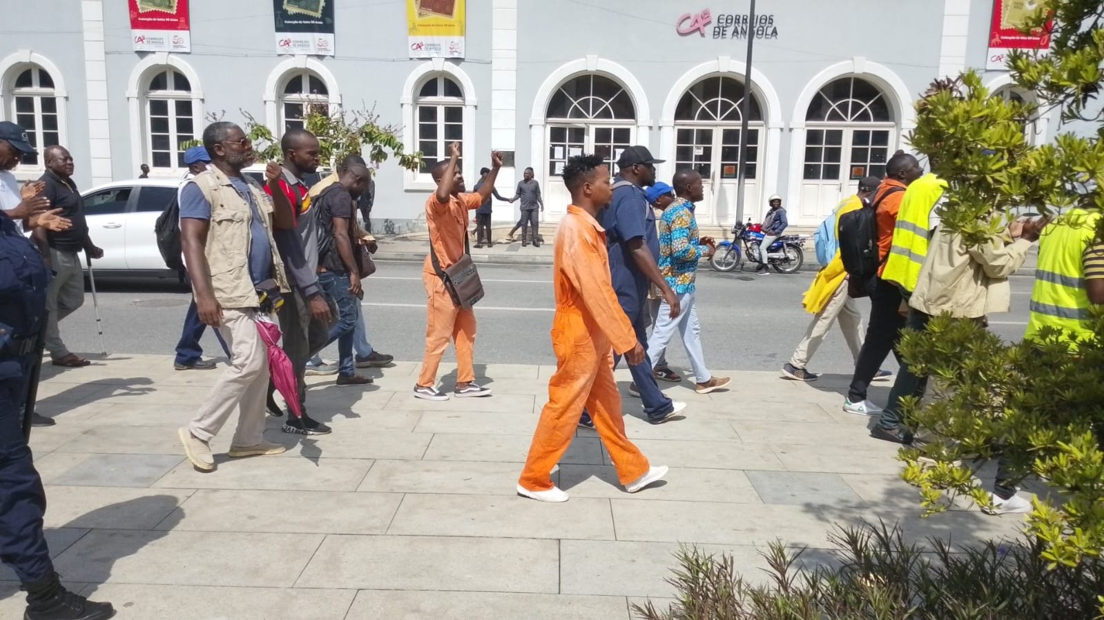 Despedidos da Sonangol protestam em Luanda Enquanto não houver solução, não paramos