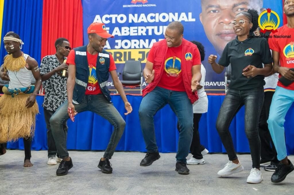 Imagem de MILITANTES DA JMPLA CONSIDERAM 1° SECRETÁRIO DA JMPLA JUSTINO KAPAPINHA “DE FRACASSADO E FILHO DE BOLO E LEITE DA POLÍTICA ANGOLANA”