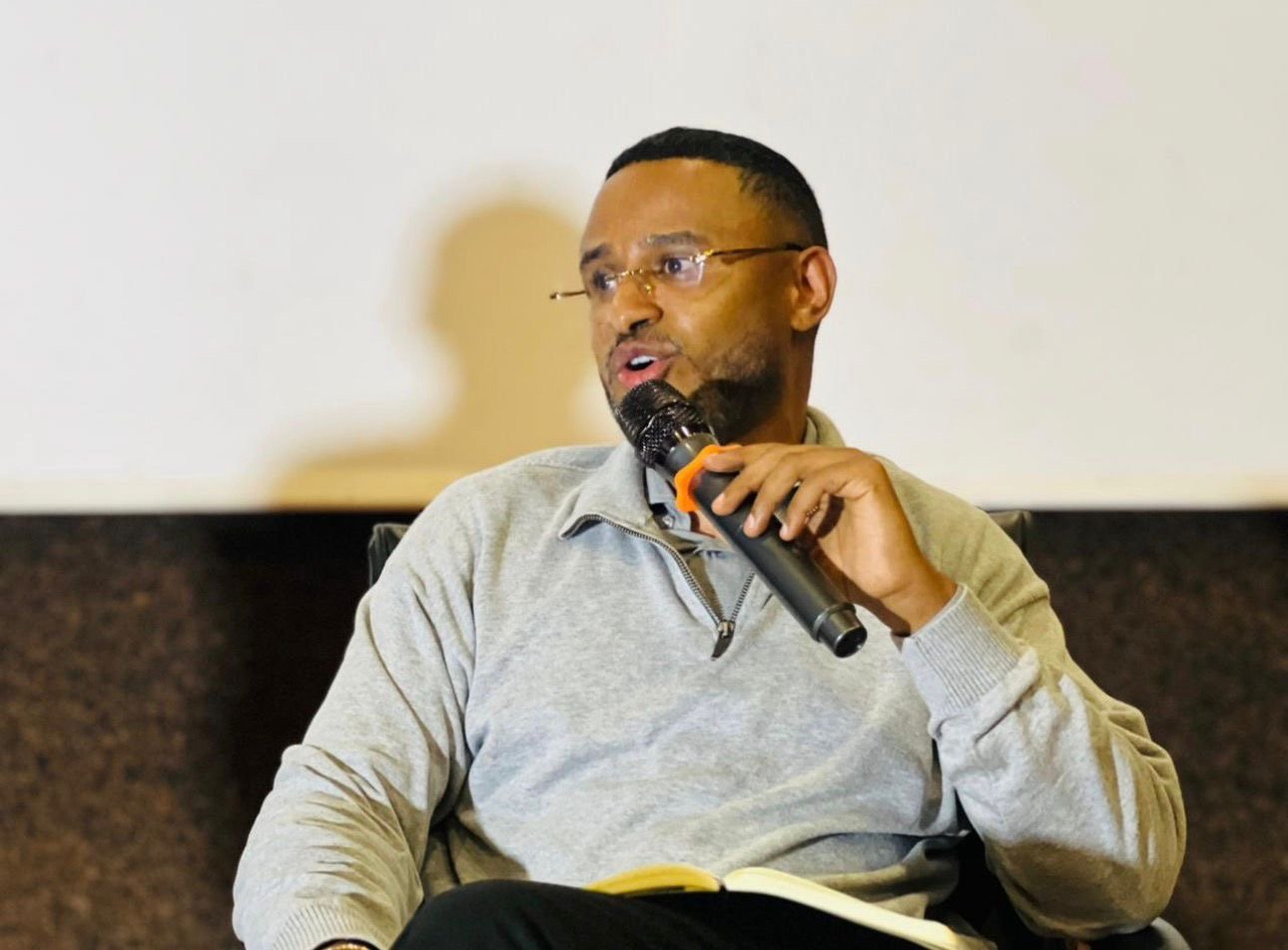 Silêncio que pesa: dignidade, confiança e coragem em Angola- Luís de Castro