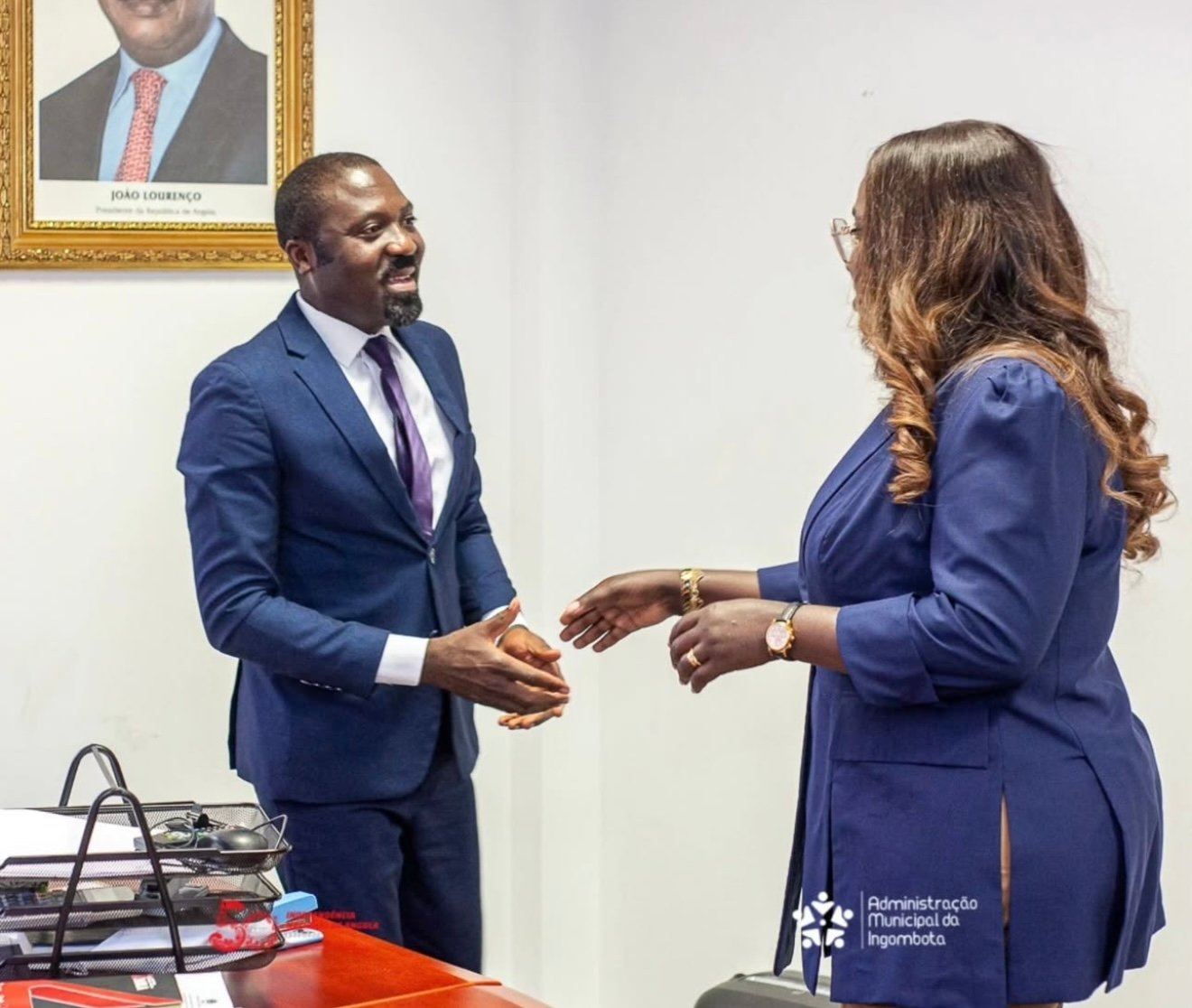 Imagem de ADMINISTRADORA MUNICIPAL DA INGOMBOTA CUMPRIMENTA FUNCIONÁRIOS E VERIFICA NÍVEL DE ASSIDUIDADE NAS DISTINTAS DIRECÇÕES