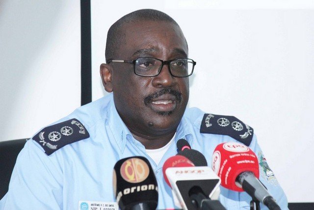 Comandante de Benguela de malas feitas