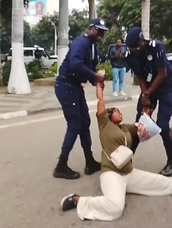 POLÍCIA NACIONAL VOLTA A REPRIMIR MANIFESTAÇÃO DE TRABALHADORAS DA EMPRESA PÚBLICA DE CALÇADOS E UNIFORMES DAS FAA