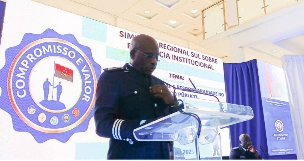 Imagem de "A FARDA QUE VESTIMOS SIMBOLIZA A PÁTRIA, PRECISAMOS DE HOMENS E MULHERES ÍNTEGROS QUE SIRVAM COM ÉTICA E RESPONSABILIDADE"