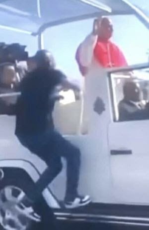 “Só queria uma bênção”: homem preso após aproximar-se de Leão XIV