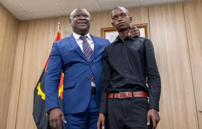 Imagem de MATEUS - “HERÓI” QUE SALVOU VÍTIMAS DE ACIDENTE EM VIANA AFINAL NÃO É "FLOR QUE SE CHEIRA": JOVEM PASSA DE HERÓI À VILÃO E ESTÁ ENVOLVIDO EM SUPOSTO FURTO DE TELEMÓVEIS