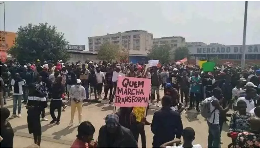 Imagem de Angola: polícia reprime protesto contra novos preços de taxi com bastões e gás lacrimogénio